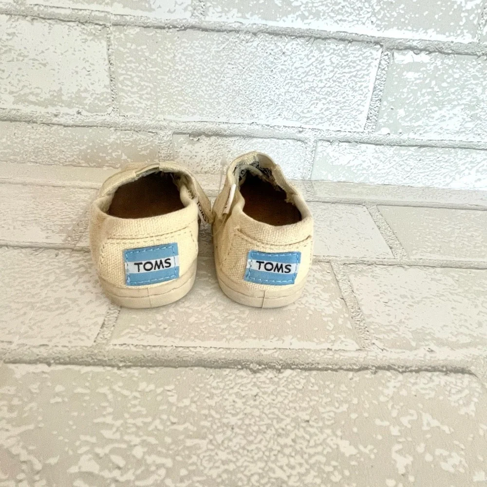TOMS Baby Toddler Kids Beige Canvas Shoes Size T2 NEW